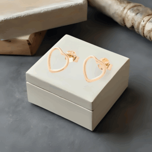 Aretes Qalb Corazón Minimalista en Oro Laminado